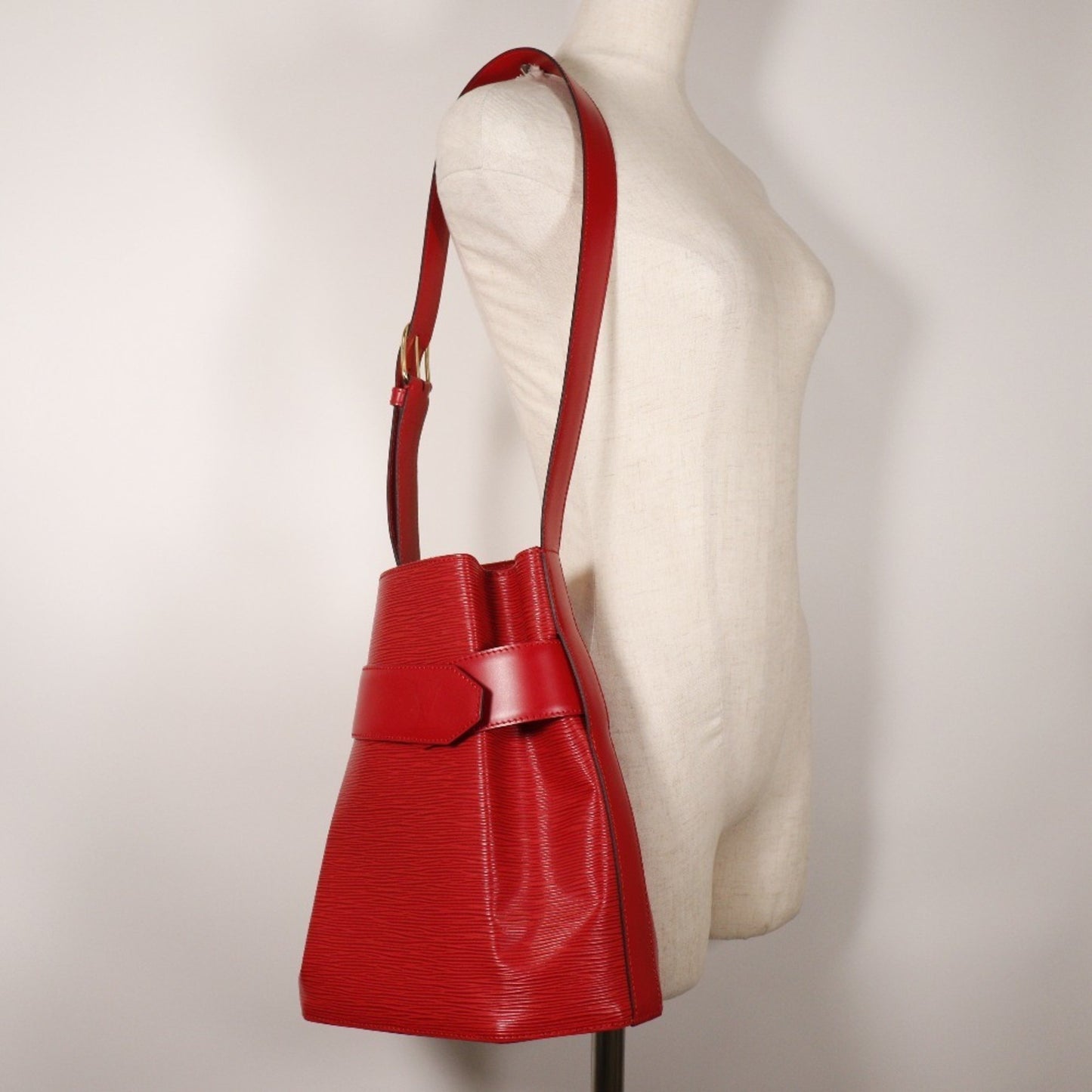 Louis Vuitton Sac d'épaule, Red, Leather, shoulder