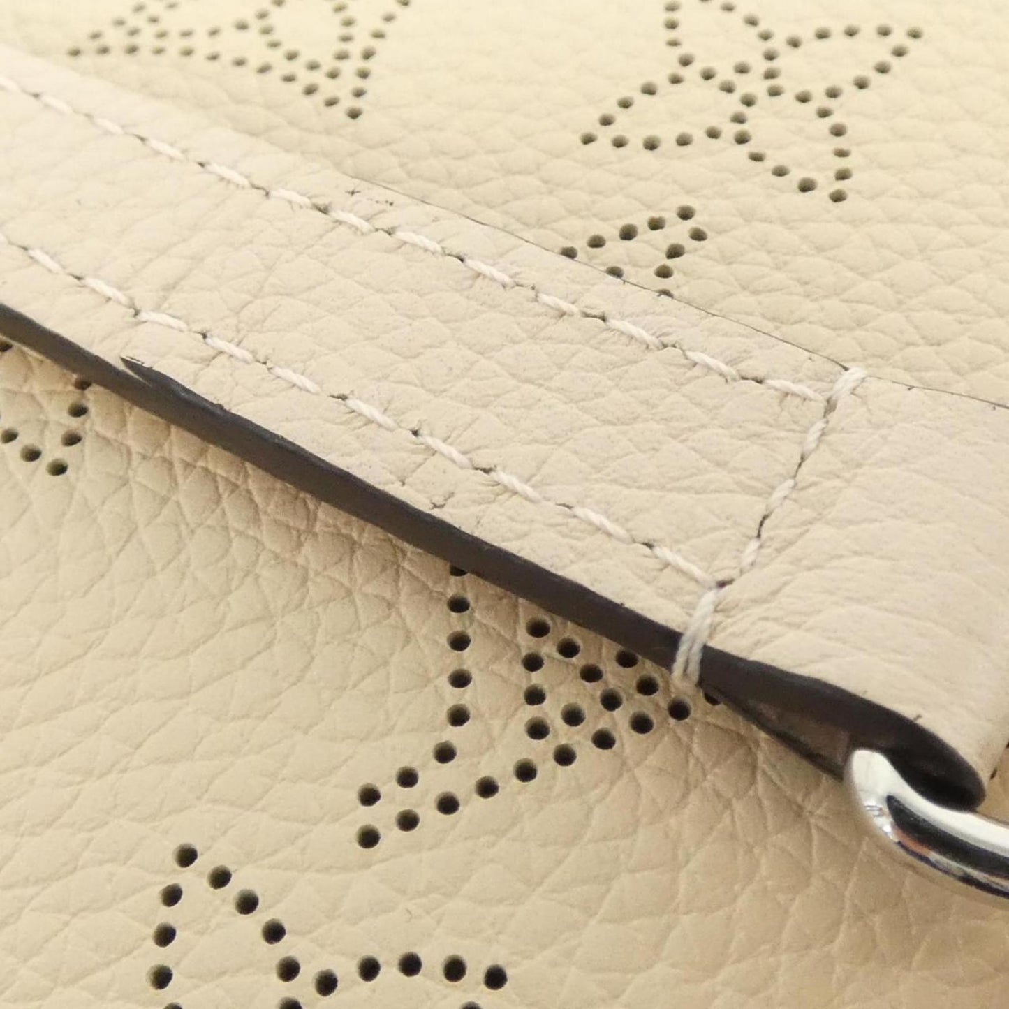Louis Vuitton Mahina, Ecru, Leather, handbag
