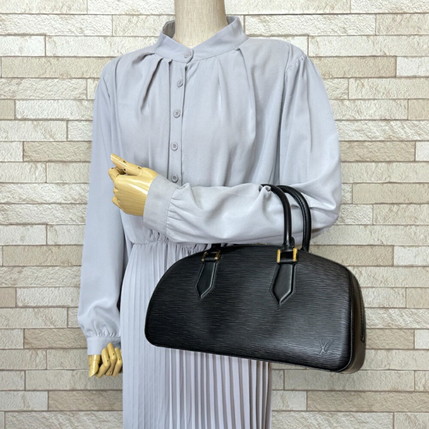 Louis Vuitton Jasmine, Black, Leather, handbag