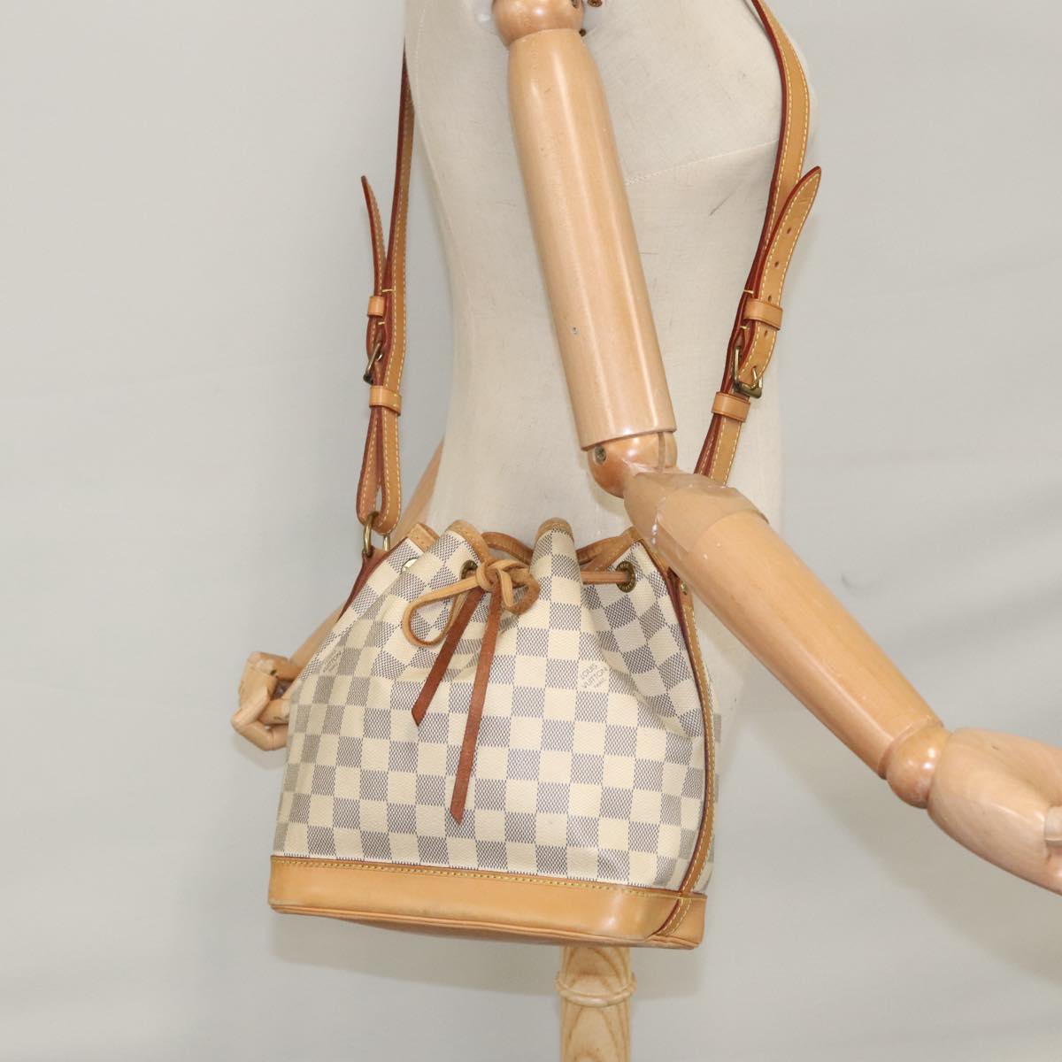 Louis Vuitton Noé, White, Canvas, shoulder