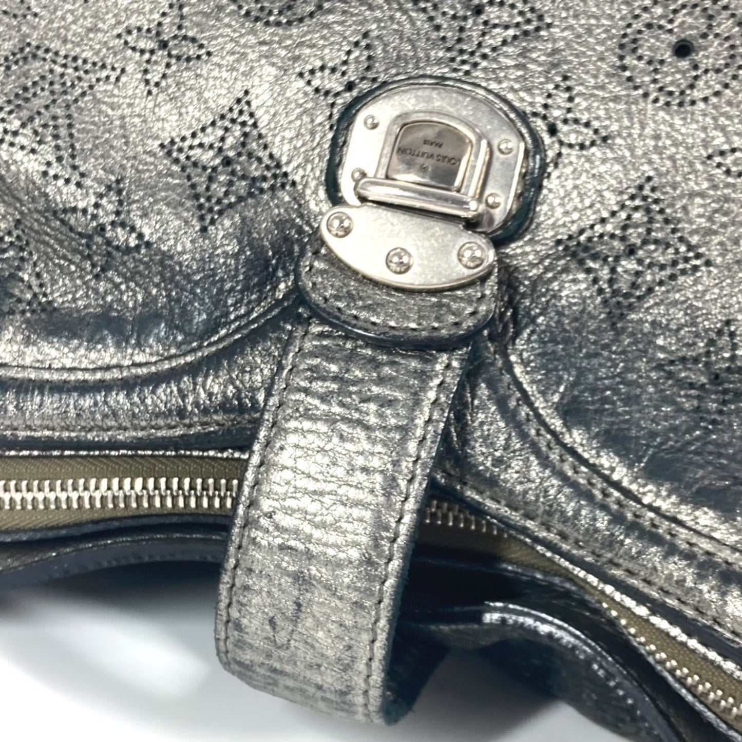 Louis Vuitton Mahina, Silver, Leather, shoulder