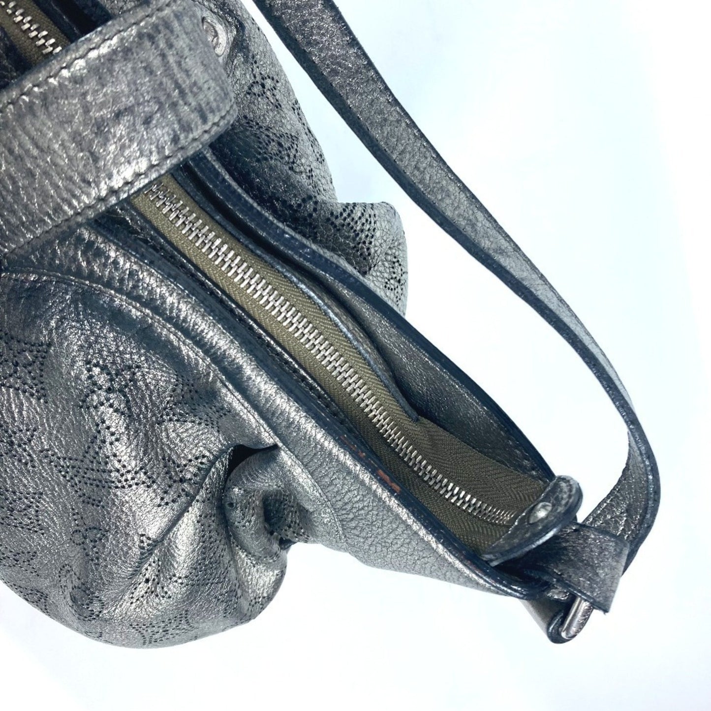 Louis Vuitton Mahina, Silver, Leather, shoulder