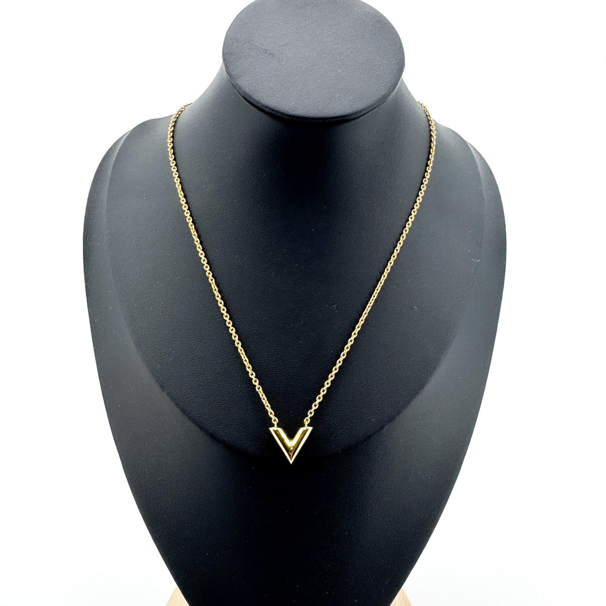 Louis Vuitton Essential V Metal, Gold, Other, Necklace