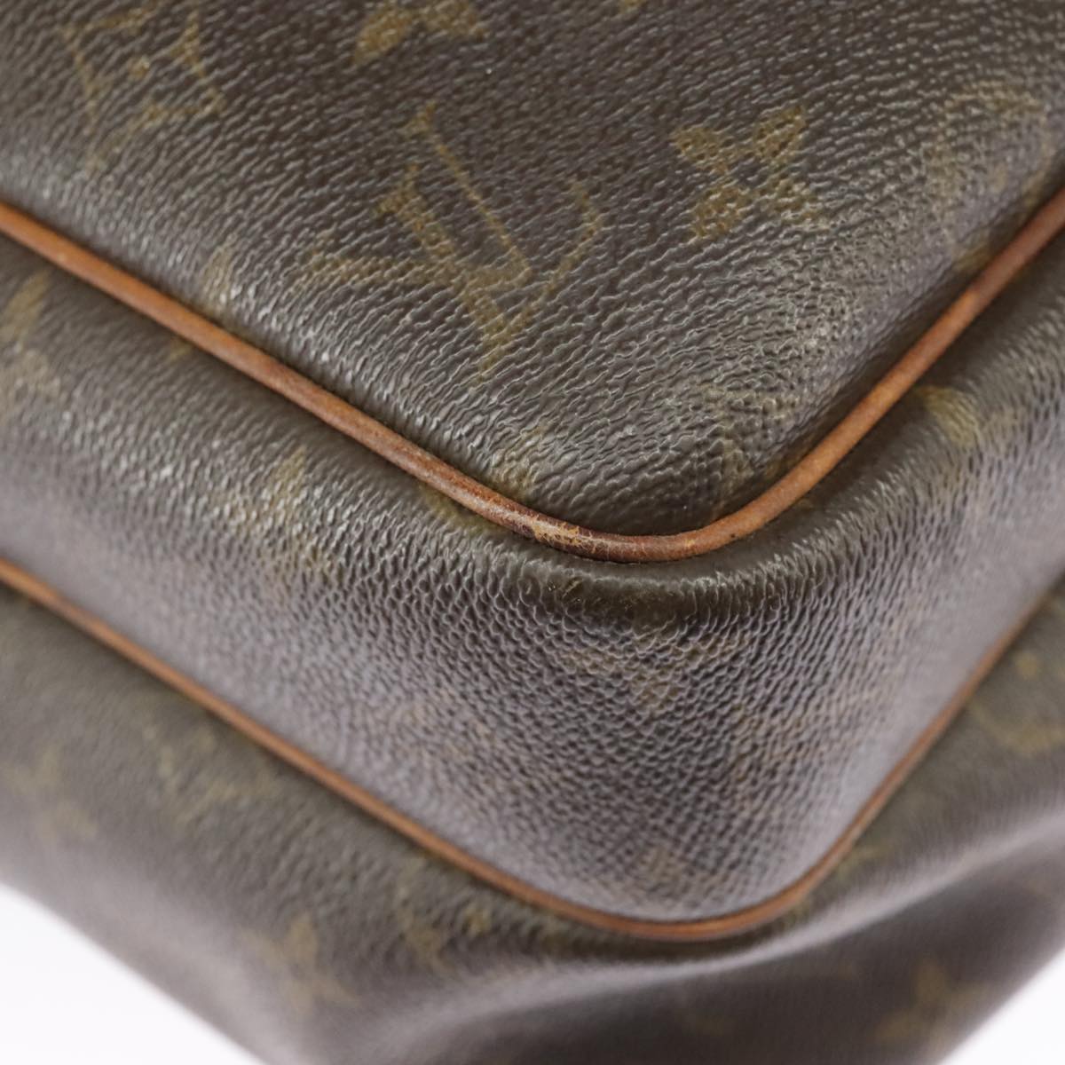 Louis Vuitton Reporter - Brandsamsara