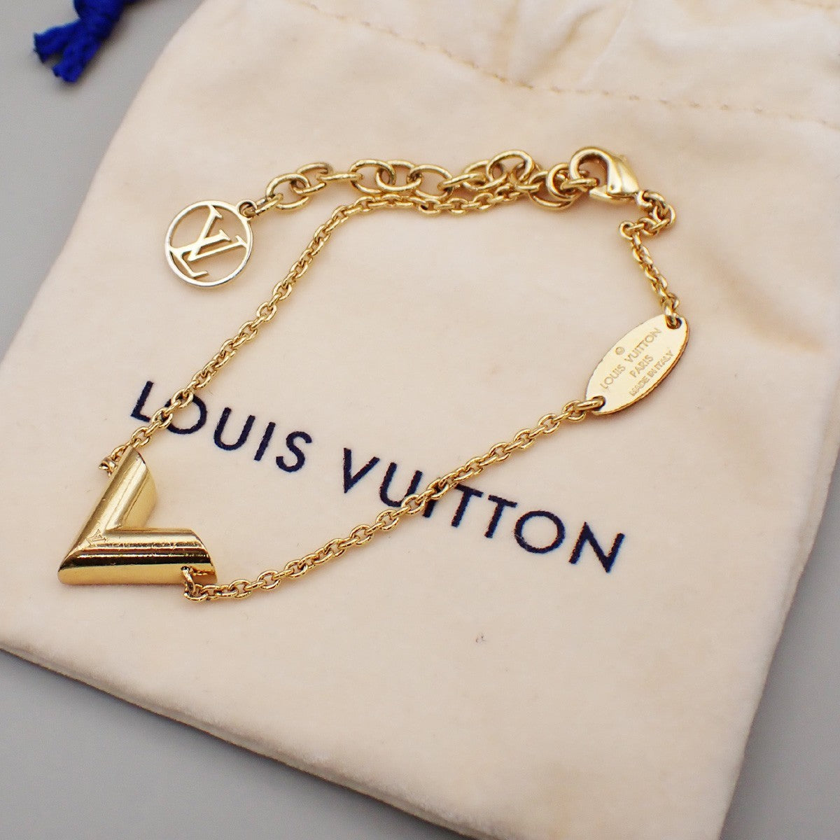 Louis Vuitton Essential V Bracelet Metal, GOLD, GOLD_PLATED, Bracelet