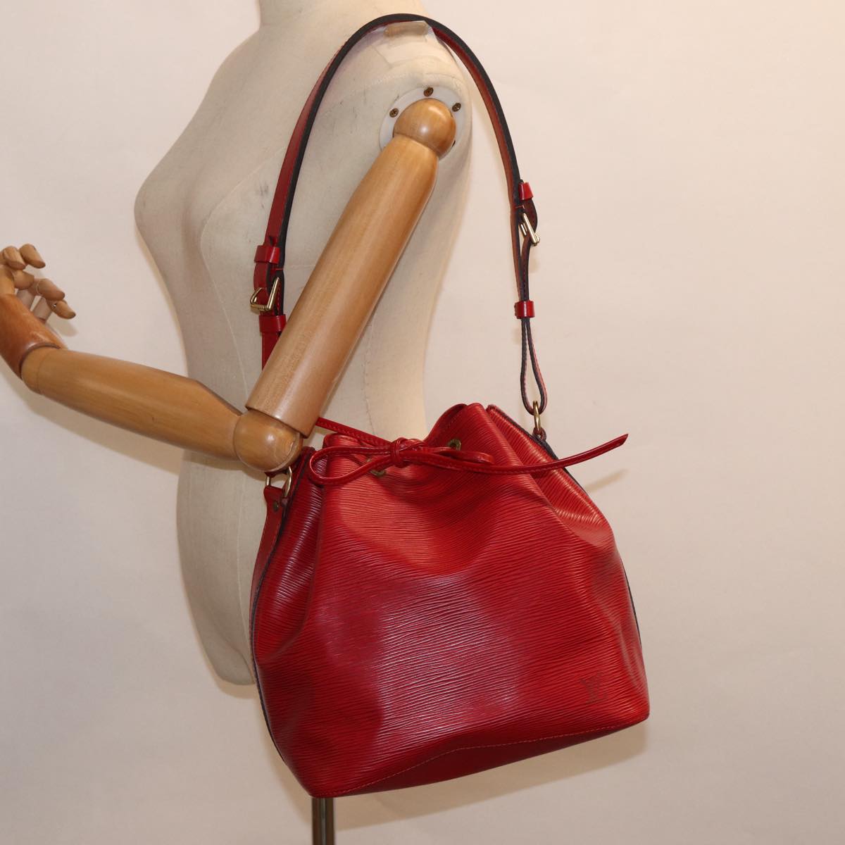 Louis Vuitton Noe, Red, Leather, shoulder