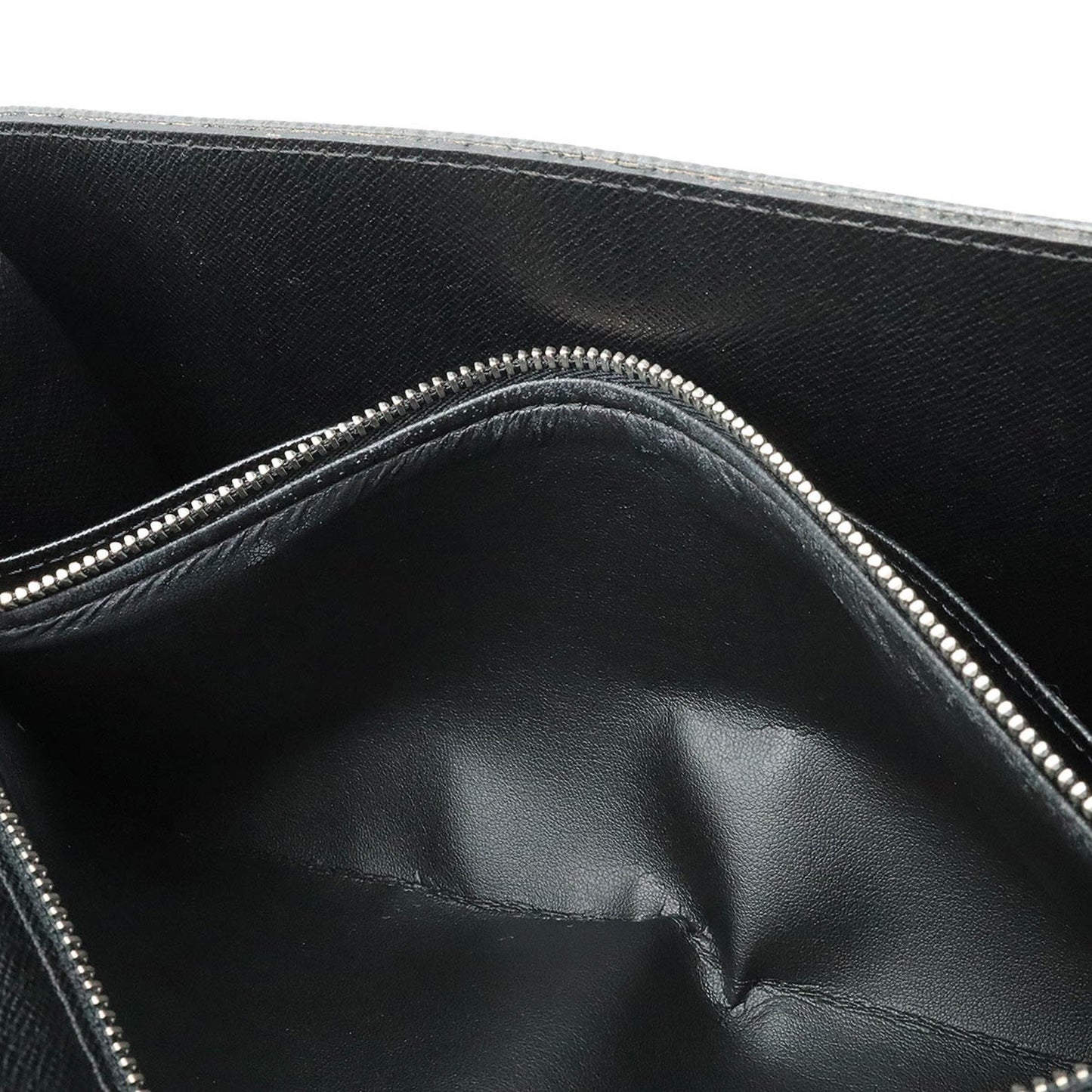 Louis Vuitton Taiga, Black, Leather, clutch