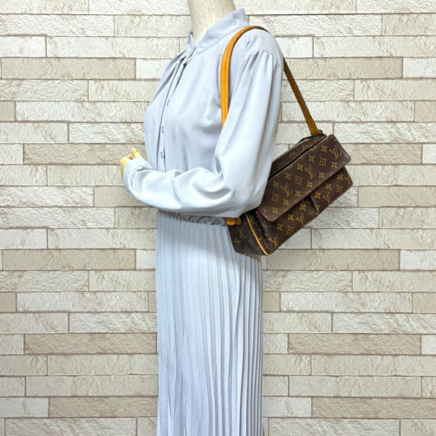 Louis Vuitton Viva Cité, Brown, Canvas, shoulder