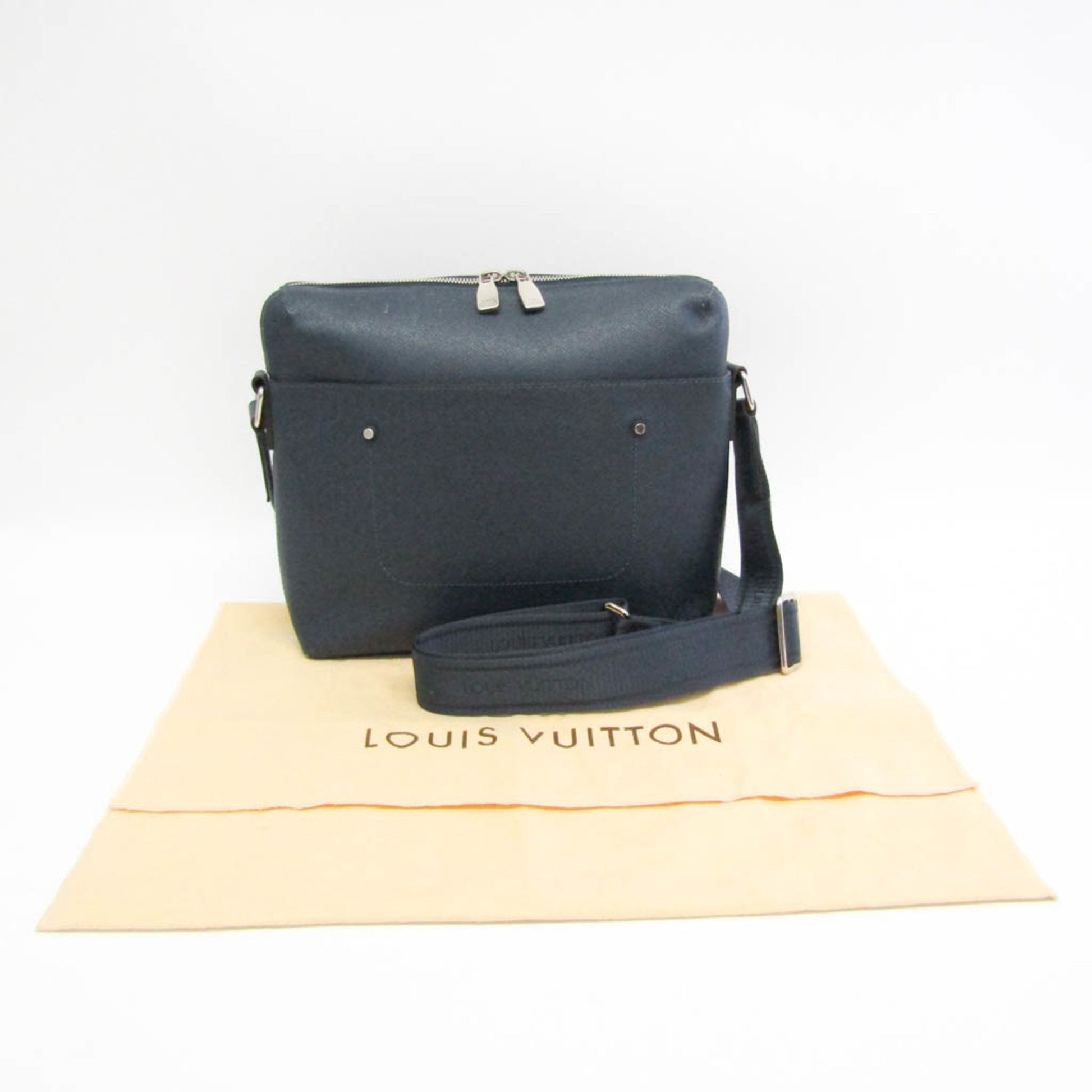 Louis Vuitton Grigori, Black, Leather, shoulder