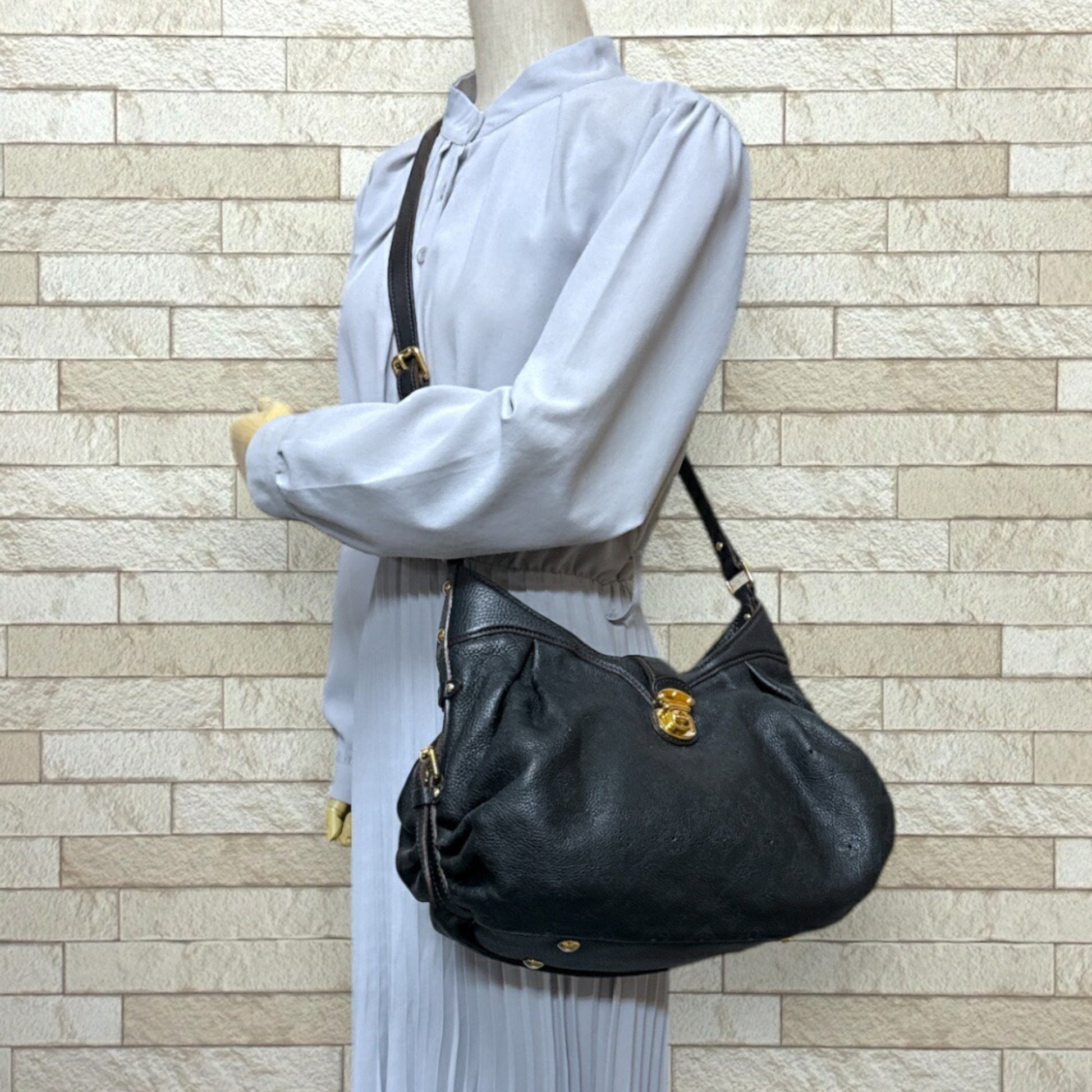 Louis Vuitton Mahina, Black, Leather, shoulder