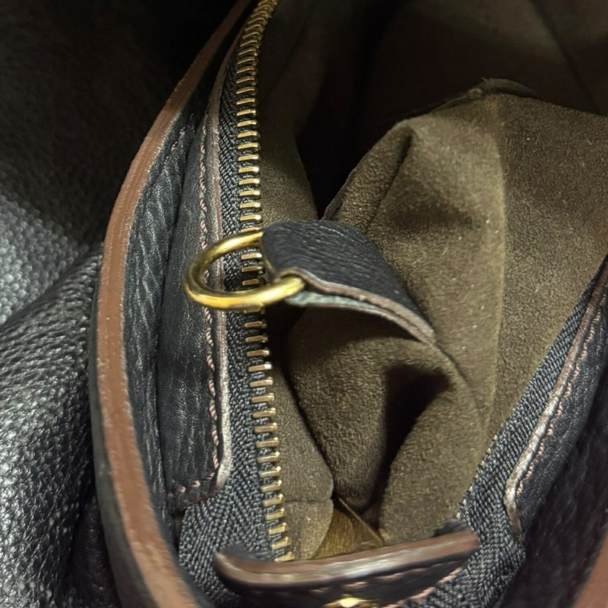 Louis Vuitton Mahina, Black, Leather, shoulder