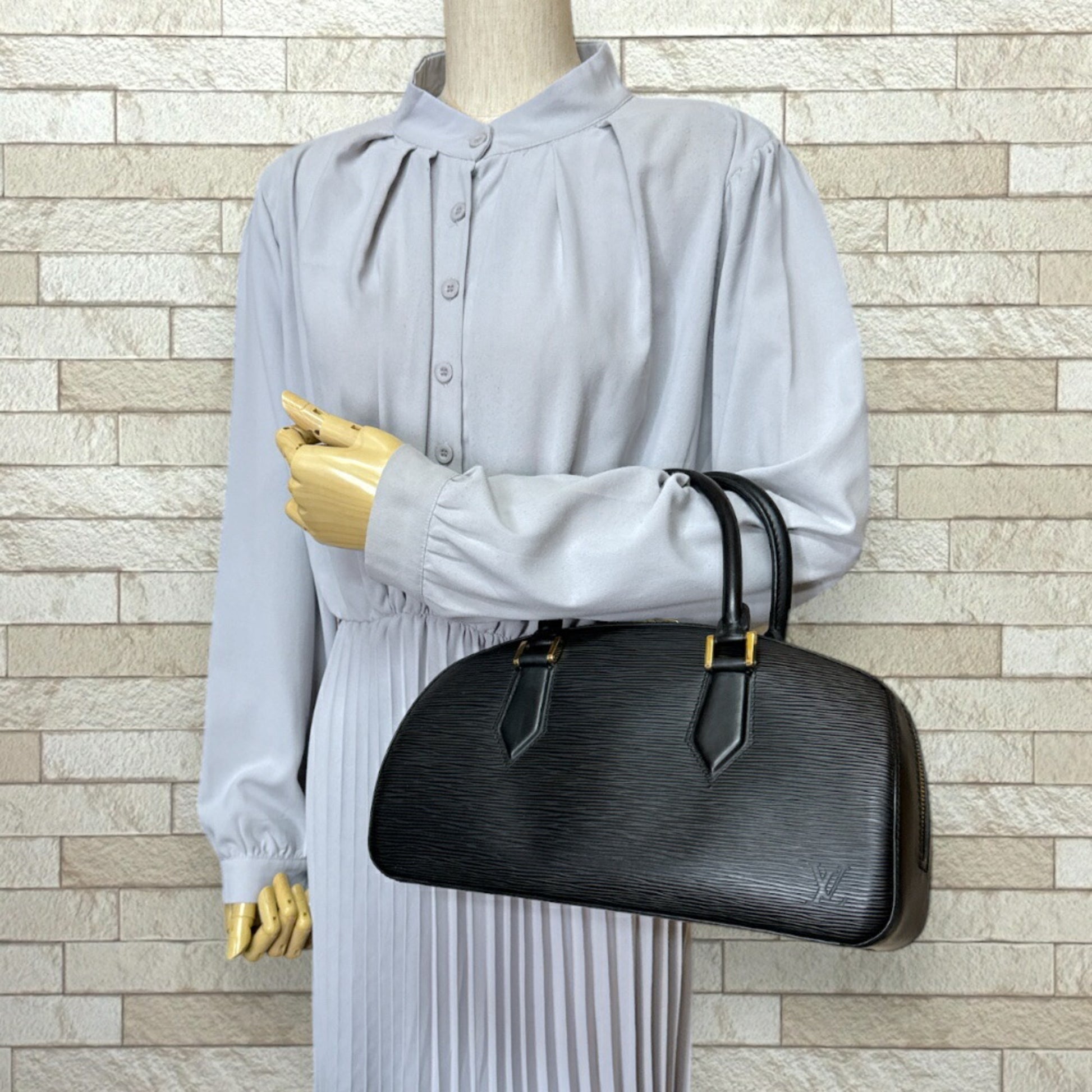 Louis Vuitton Jasmine, Black, Leather, handbag