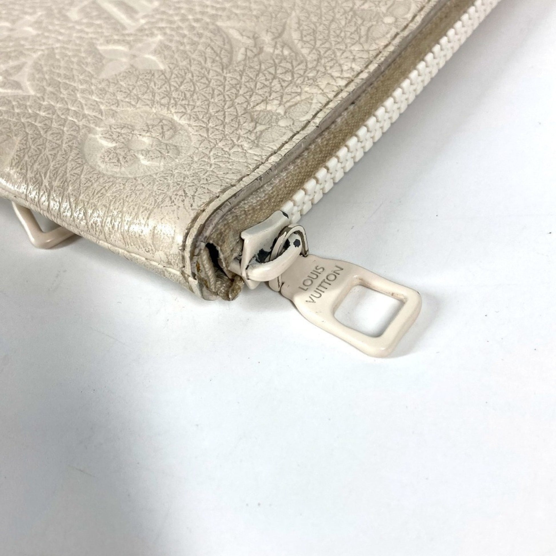 Louis Vuitton Pochette A4, White, Leather, clutch