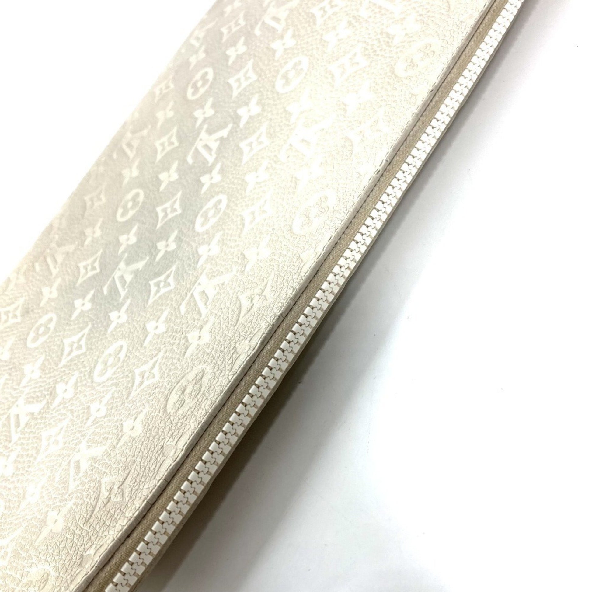 Louis Vuitton Pochette A4, White, Leather, clutch