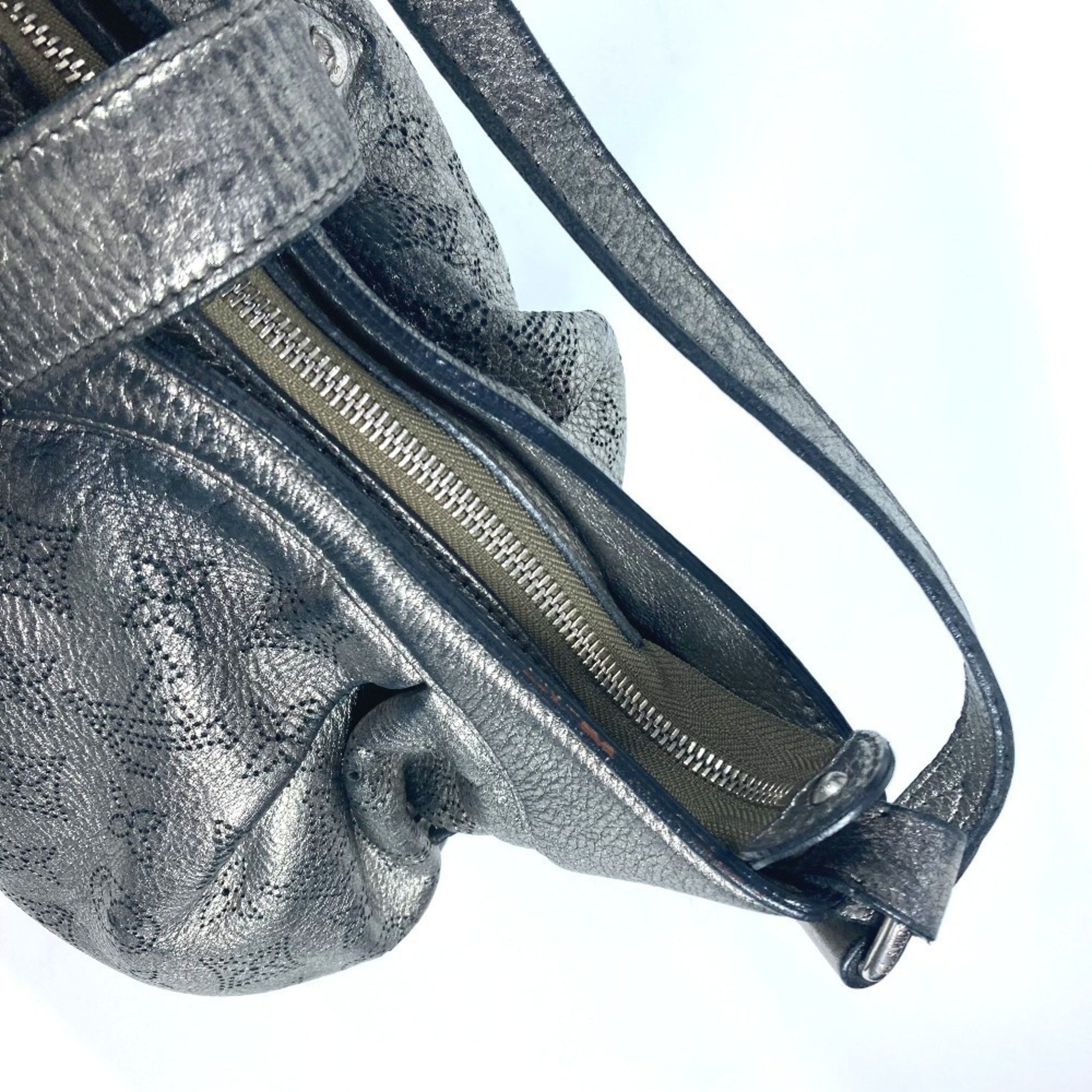 Louis Vuitton Mahina, Silver, Leather, shoulder