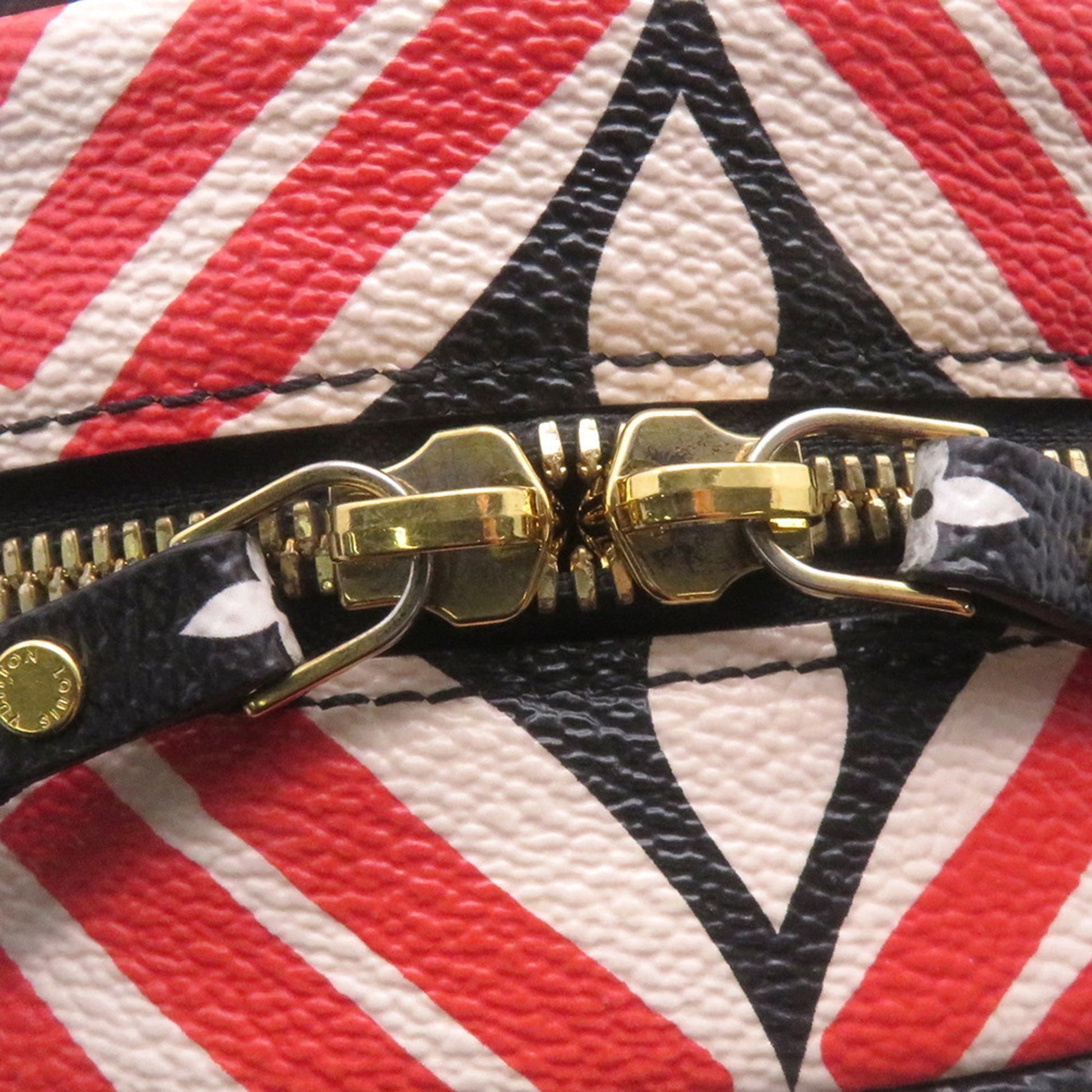 Louis Vuitton Boîte Chapeau Souple, Red, Canvas, shoulder