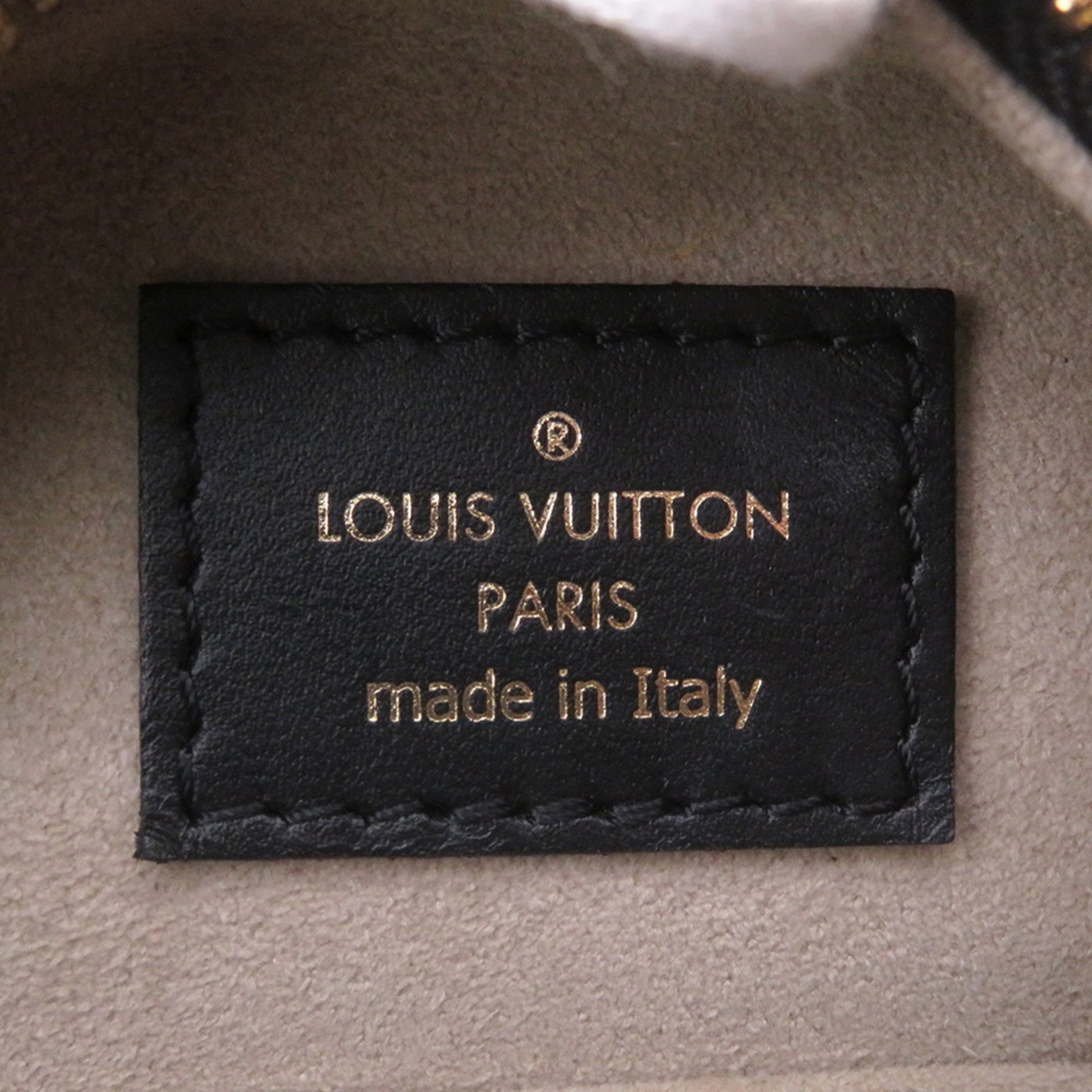 Louis Vuitton Boîte Chapeau Souple, Red, Canvas, shoulder