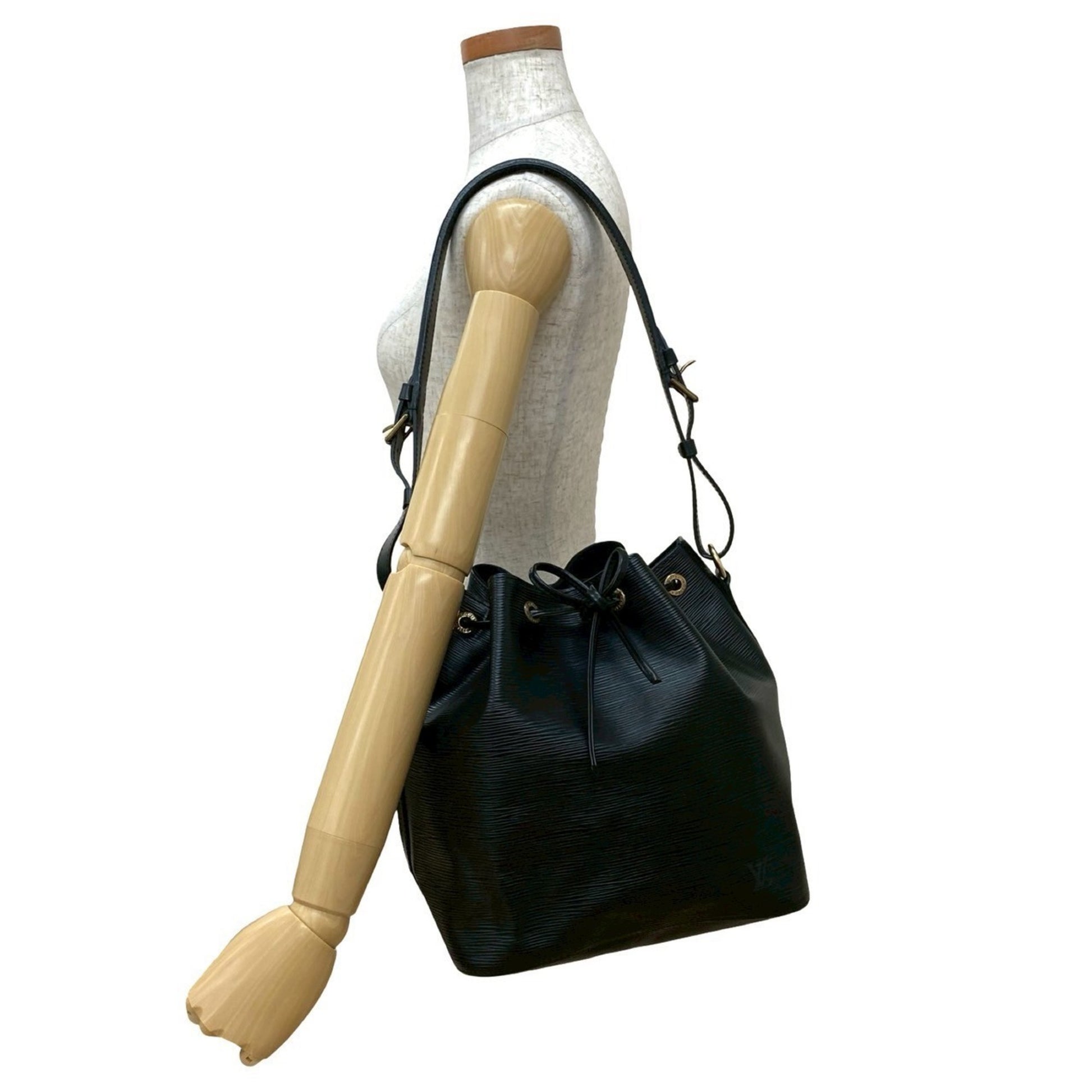 Louis Vuitton Petit Noé, Black, Leather, shoulder