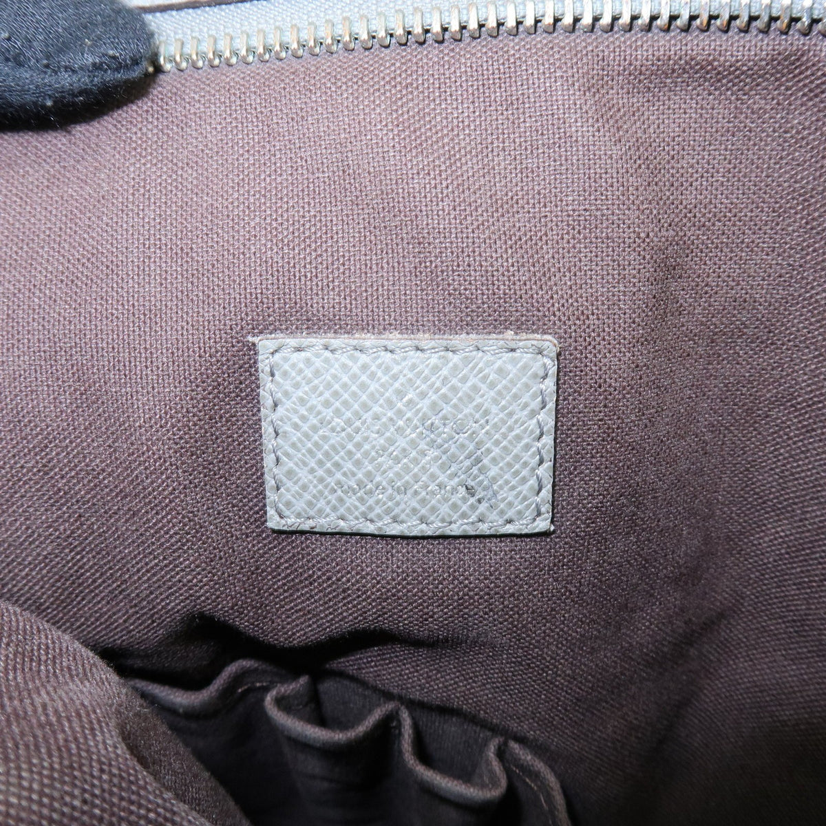 Louis Vuitton Sasha Taiga Leather, Gray, Leather, Handbag