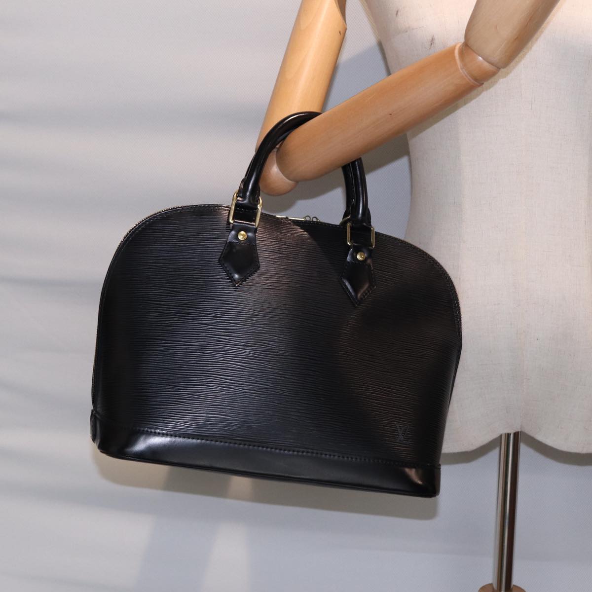 Louis Vuitton Alma, Black, Leather, handbag