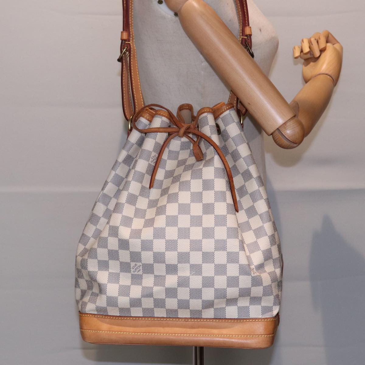 Louis Vuitton Noé, White, Canvas, shoulder