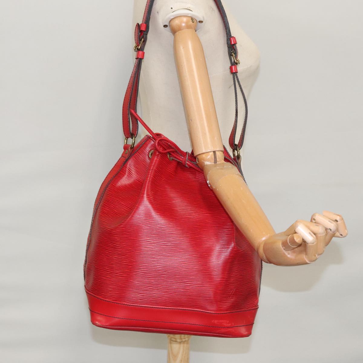 Louis Vuitton Noe, Red, Leather, shoulder