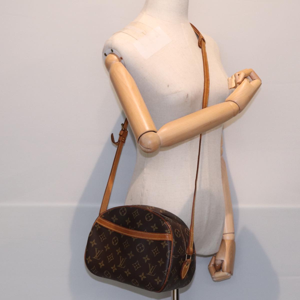 Louis Vuitton Besace, Brown, Canvas, shoulder