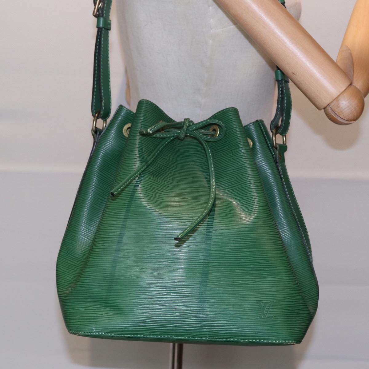 Louis Vuitton Noé PM, Green, Leather, shoulder