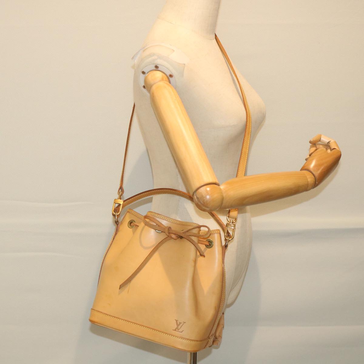 Louis Vuitton Noe, Beige, Leather, handbag