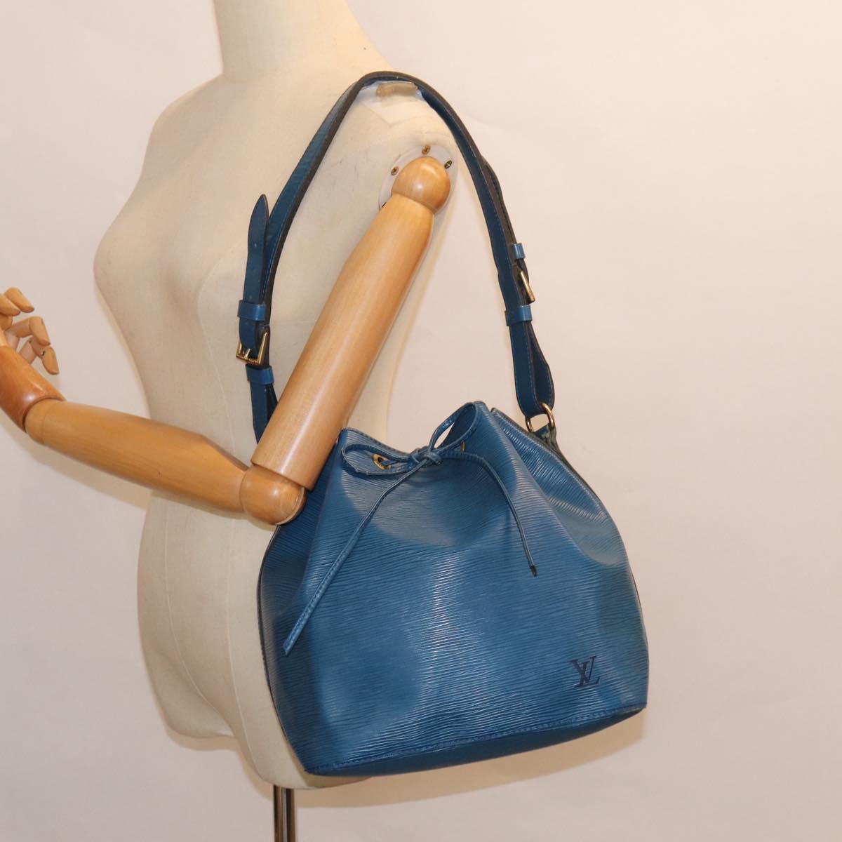 Louis Vuitton Noé, Blue, Leather, shoulder