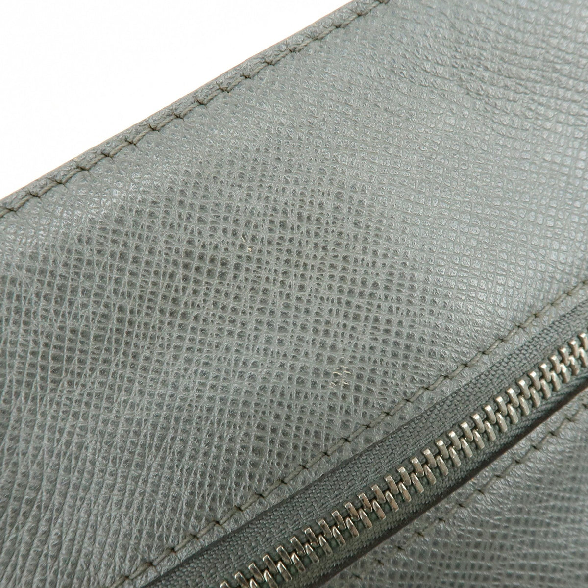 Louis Vuitton Sasha Taiga Leather, Gray, Leather, Handbag