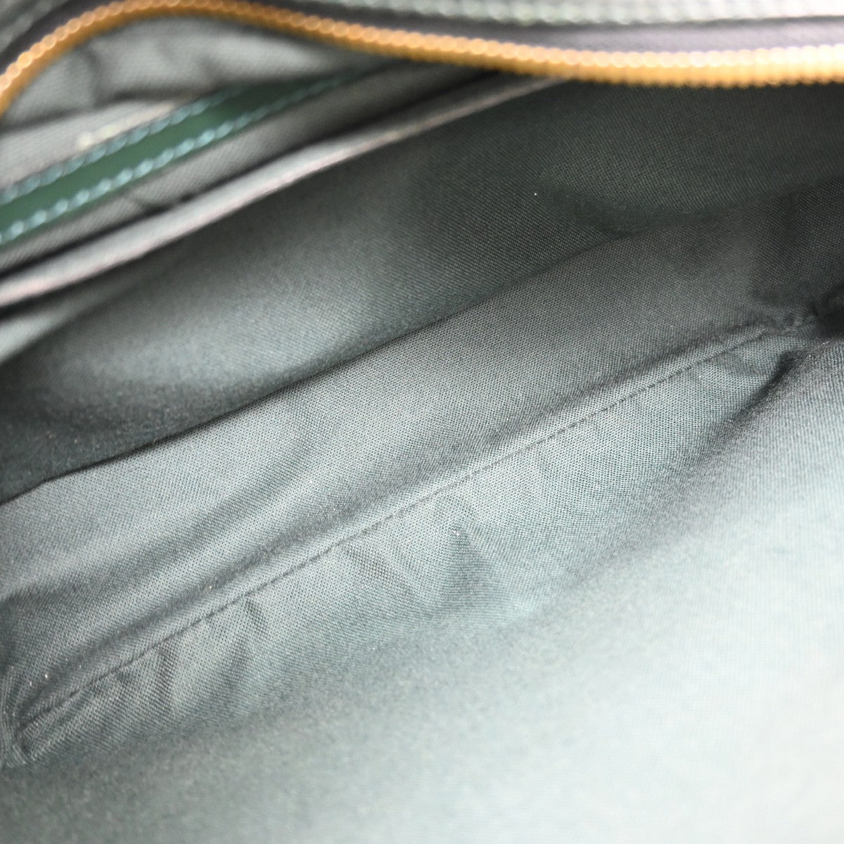 Louis Vuitton Reporter Taiga Leather, Green, Leather, Shoulder Bag