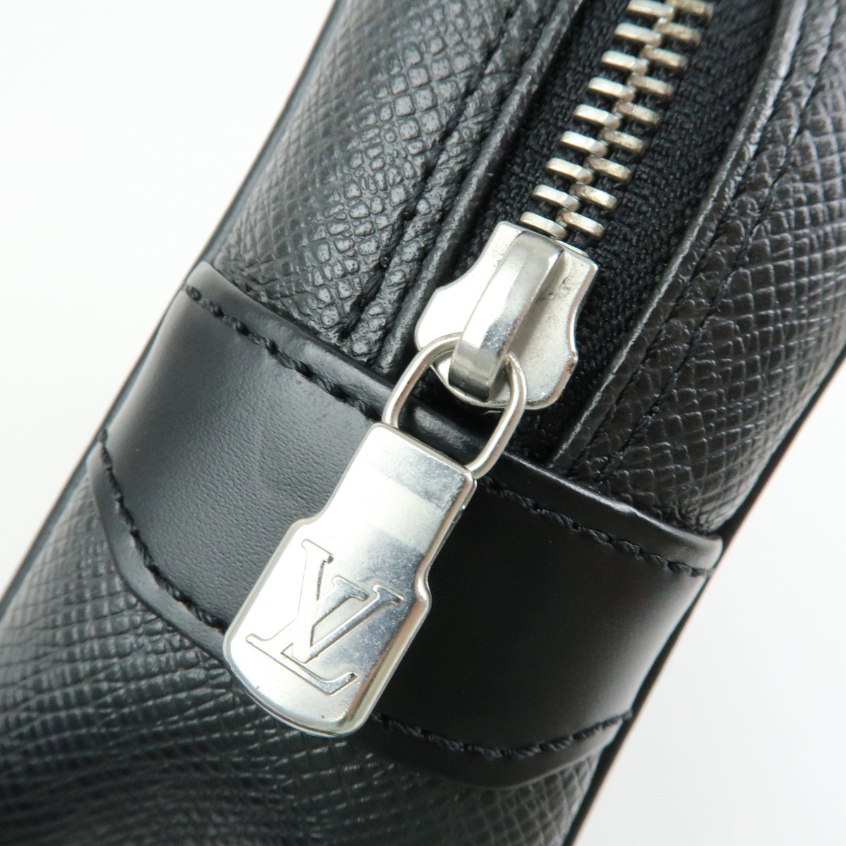Louis Vuitton Kaluga Pochette Clutch Taiga Leather, Black, Leather, Clutch