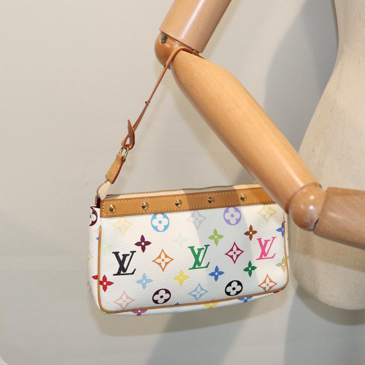 Louis Vuitton Pochette Accessoire, White, Canvas, clutch