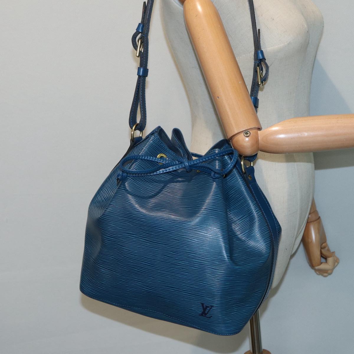 Louis Vuitton Noe, Blue, Leather, shoulder