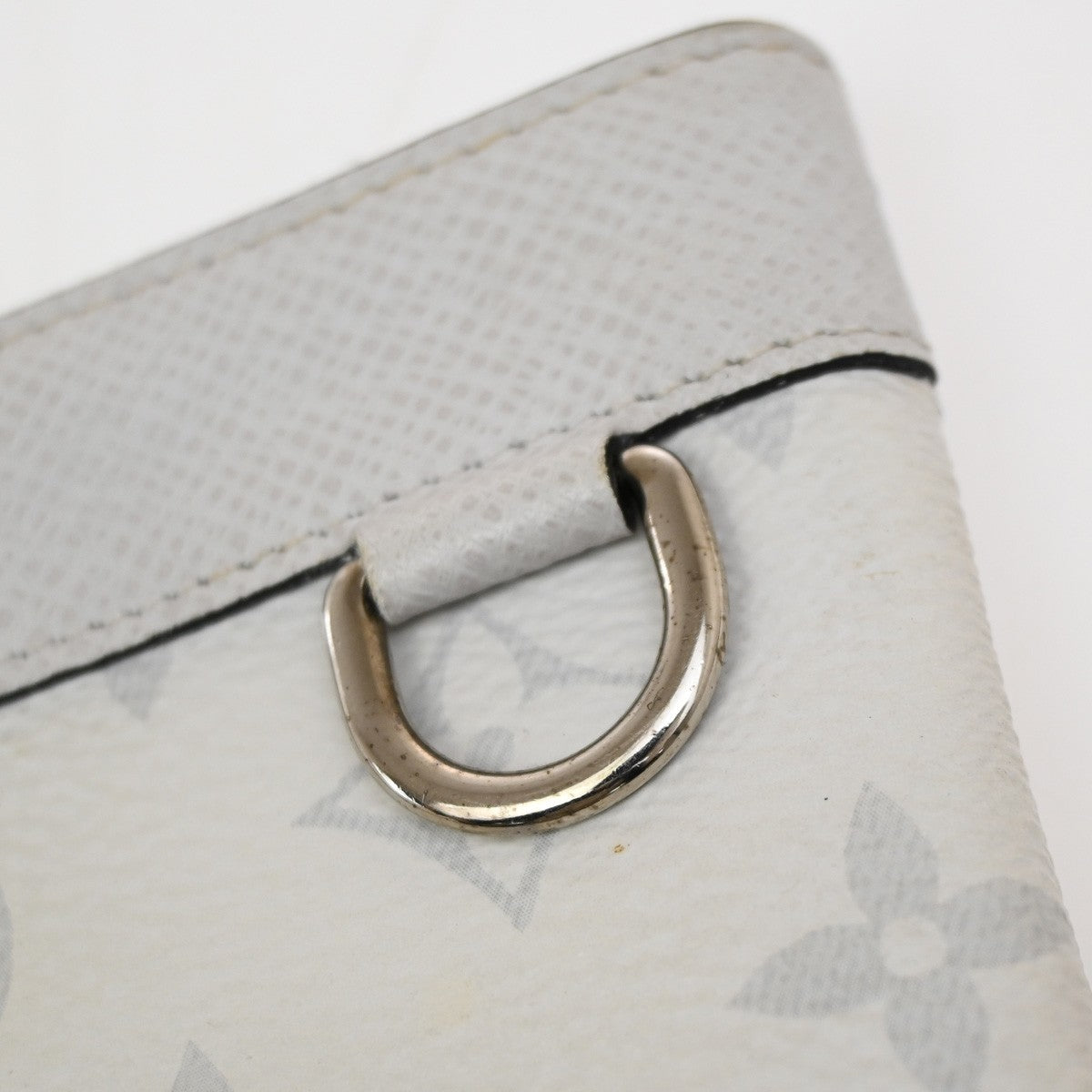 Louis Vuitton Discovery Pochette Monogram Taigarama, White, Leather, Clutch