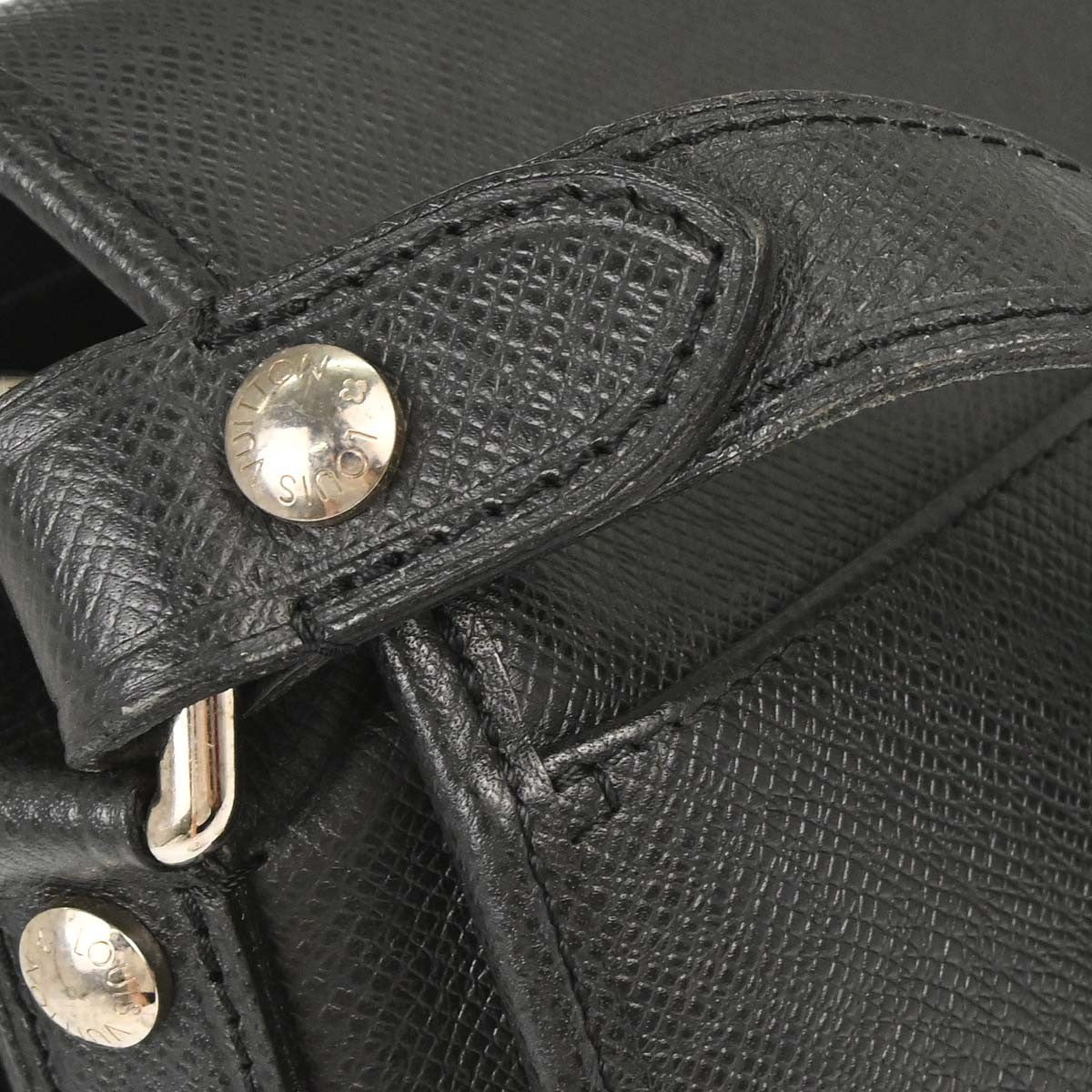 Louis Vuitton Andrei Messenger Taiga Leather, Black, Leather, Shoulder Bag