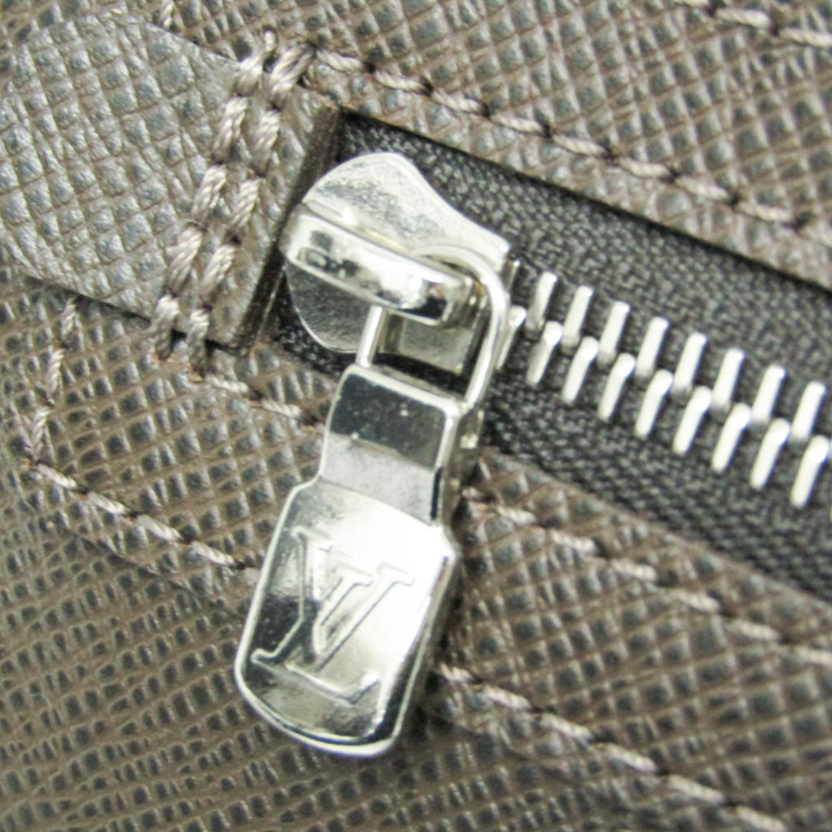 Louis Vuitton Pavel Taiga Leather, Brown, Leather, Clutch