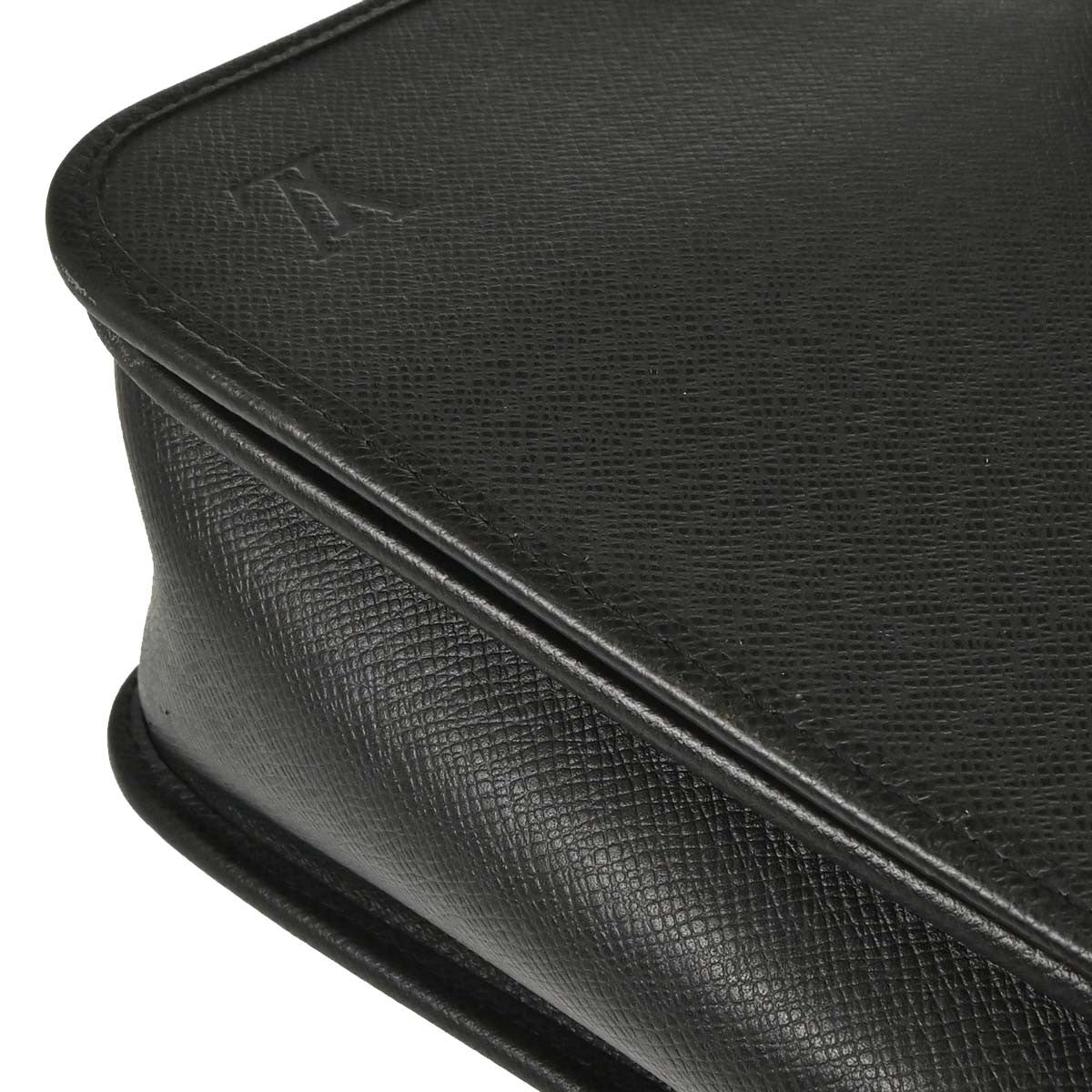 Louis Vuitton Andrei Messenger Taiga Leather, Black, Leather, Shoulder Bag
