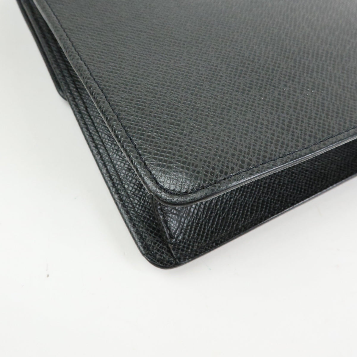 Louis Vuitton Selenga Pochette Taiga Leather, Black, Leather, Clutch