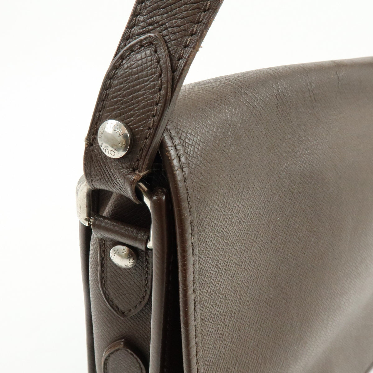 Louis Vuitton Andrei Messenger Taiga Leather, Brown, Leather, Handbag