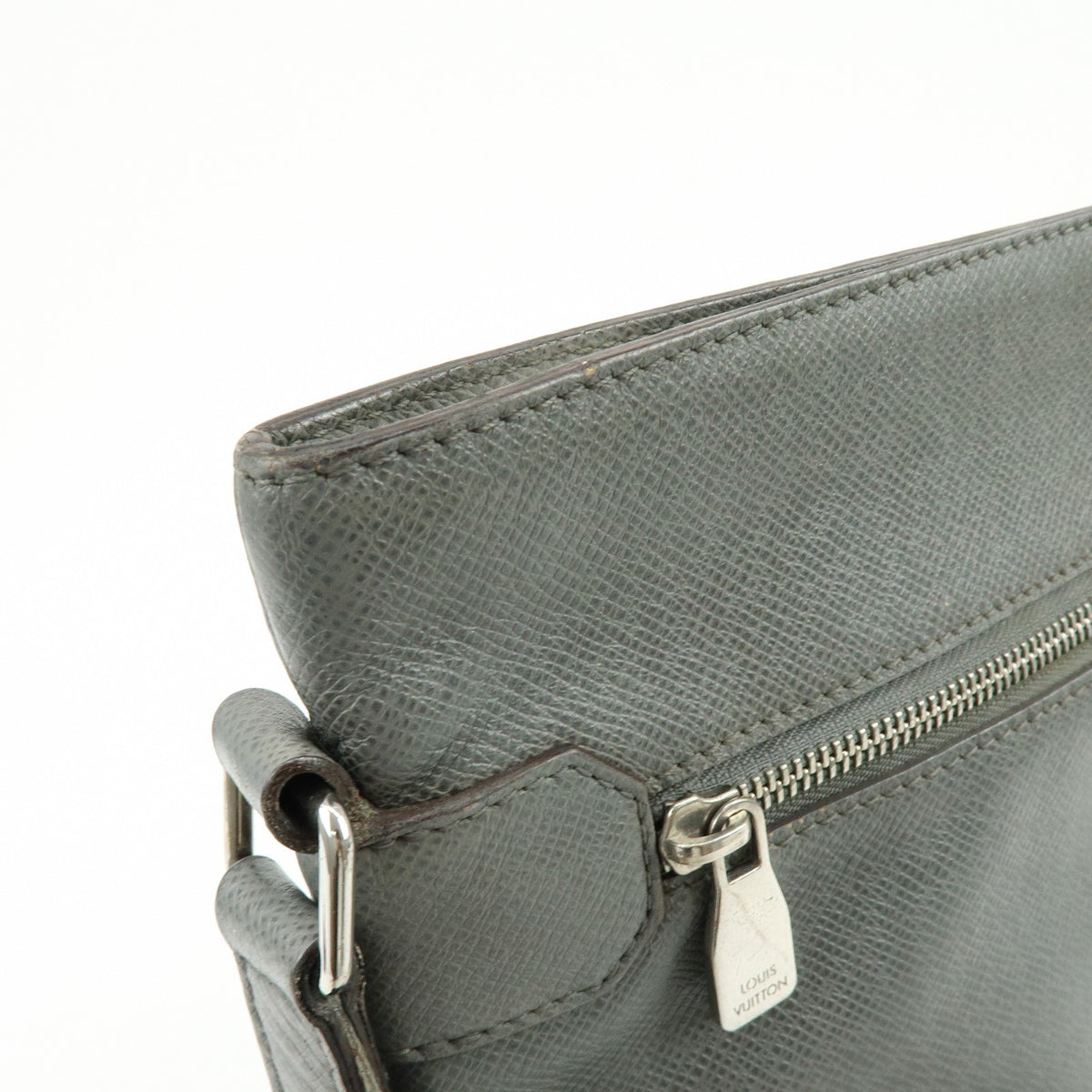 Louis Vuitton Sasha Taiga Leather, Gray, Leather, Handbag