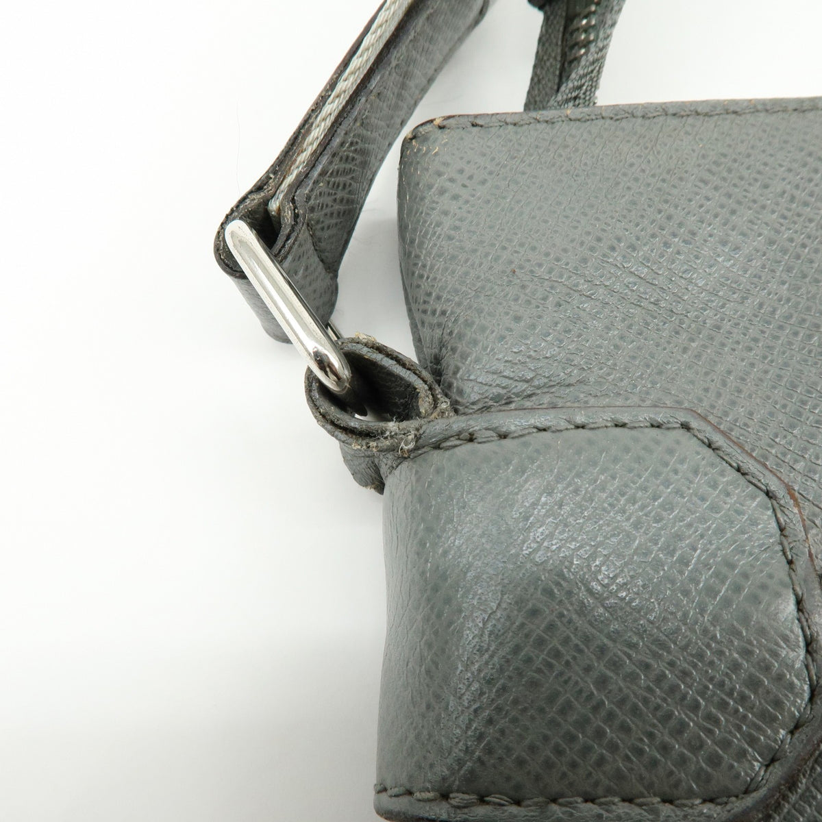 Louis Vuitton Sasha Taiga Leather, Gray, Leather, Handbag