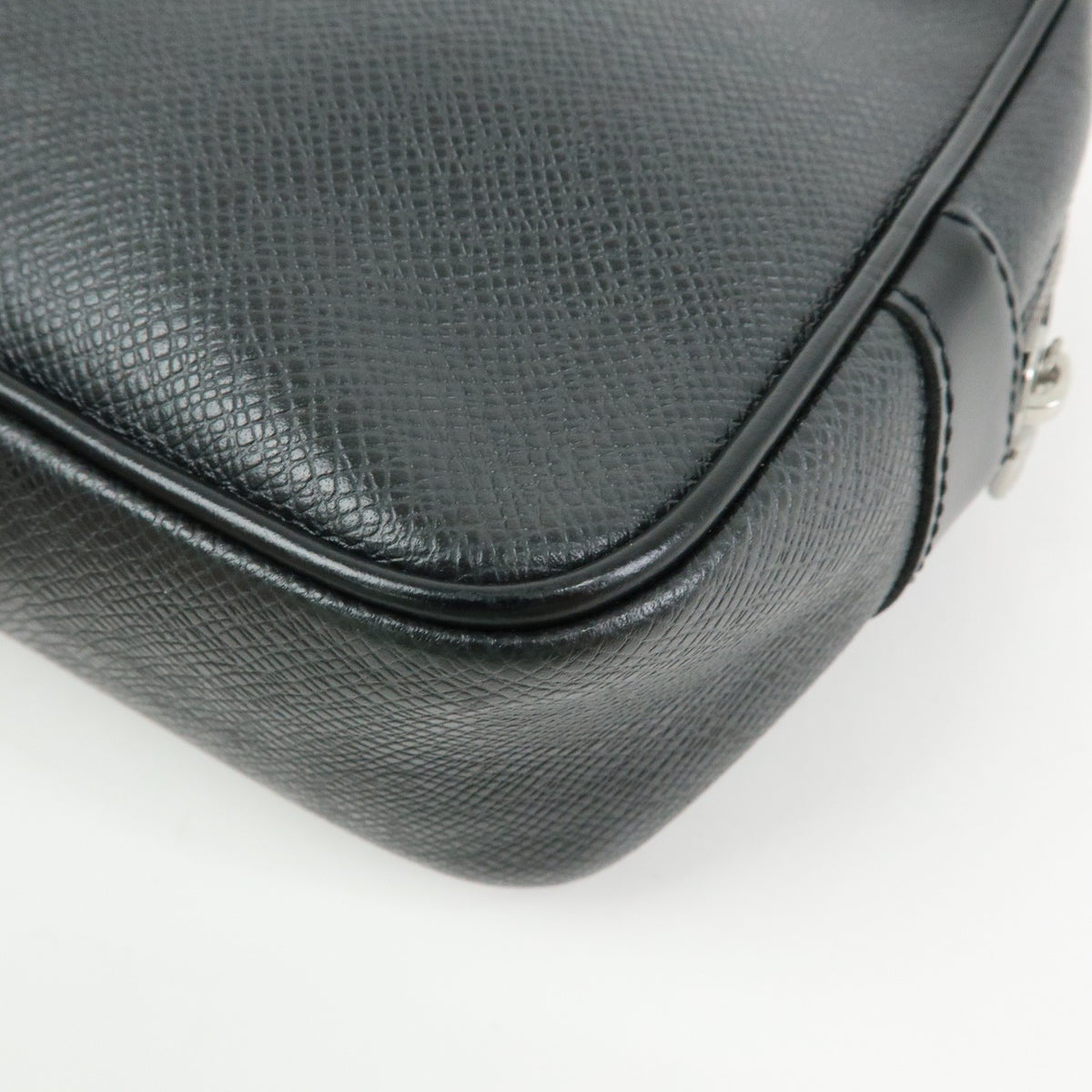 Louis Vuitton Kaluga Pochette Clutch Taiga Leather, Black, Leather, Clutch