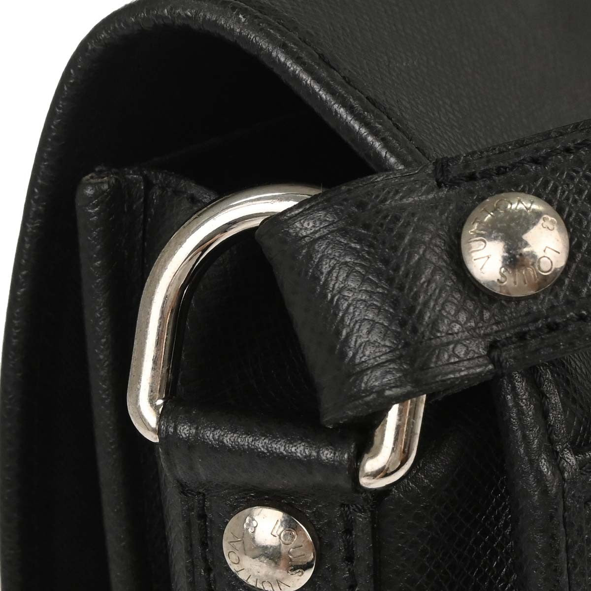 Louis Vuitton Andrei Messenger Taiga Leather, Black, Leather, Shoulder Bag
