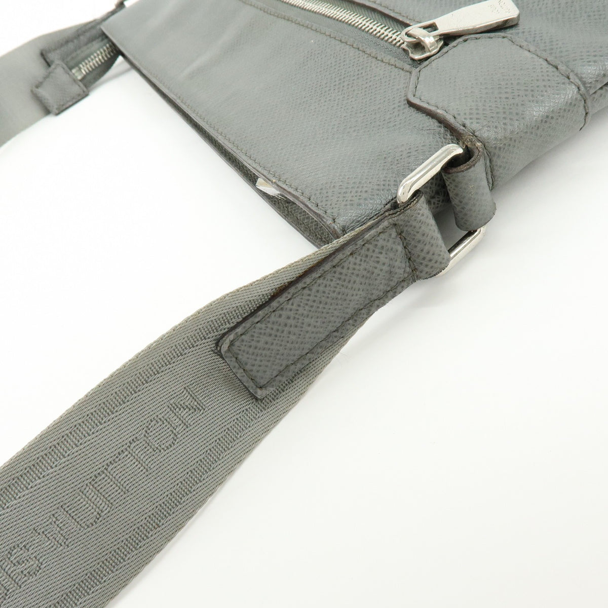 Louis Vuitton Sasha Taiga Leather, Gray, Leather, Handbag