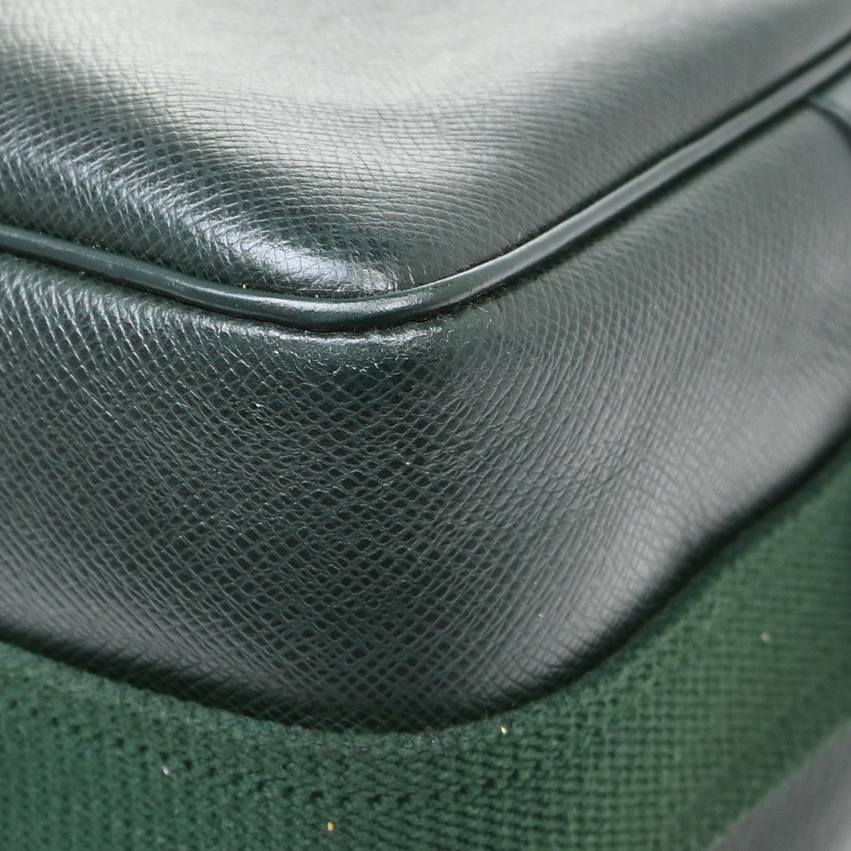 Louis Vuitton Reporter Taiga Leather, Green, Leather, Shoulder Bag