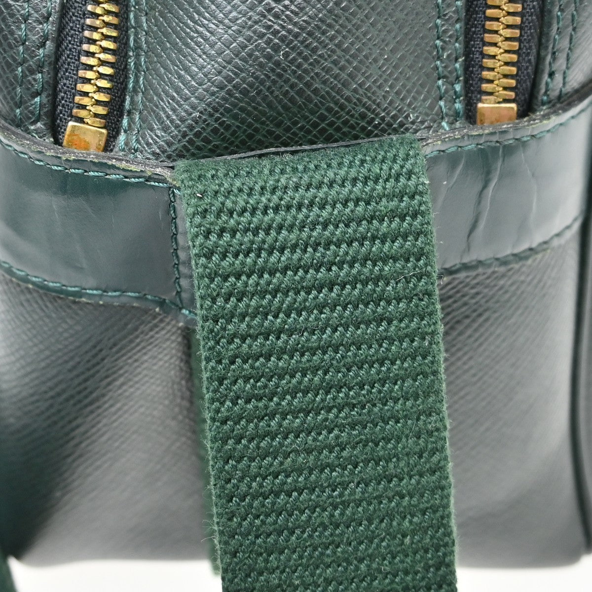 Louis Vuitton Reporter Taiga Leather, Green, Leather, Shoulder Bag