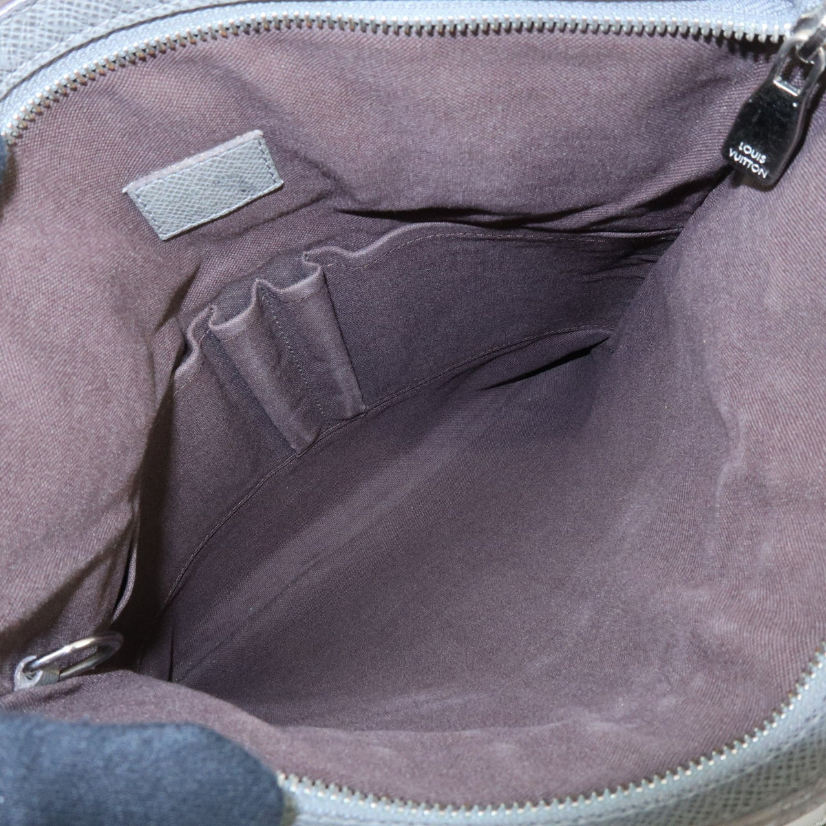 Louis Vuitton Sasha Taiga Leather, Gray, Leather, Handbag