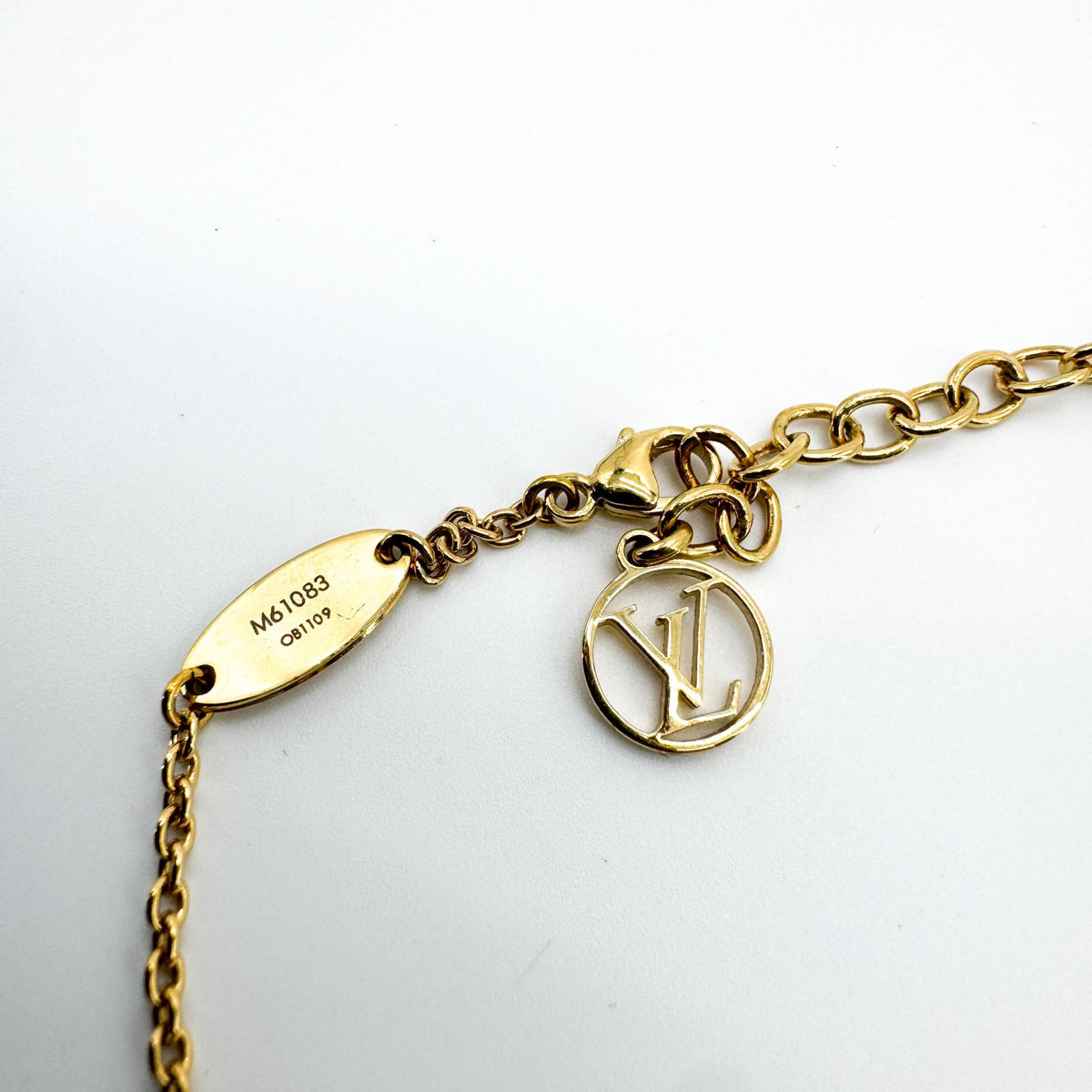 Louis Vuitton Essential V Metal, Gold, Other, Necklace
